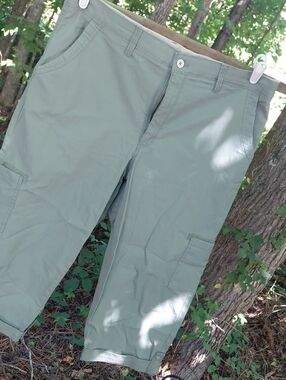 Gloria Vanderbilt Sage Green Capri Cargo Pants-NWOT